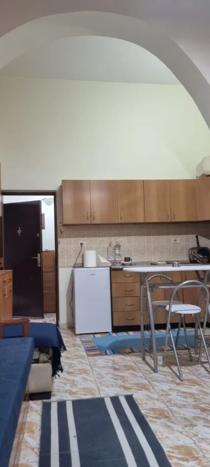 Tirane, jepet me qera apartament Kati 5, 30 m² 300 € (STACIONI I TRENIT)