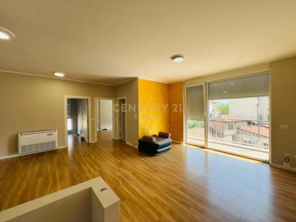 Tirane, jepet me qera zyre Kati 3, 122 m² 1.000 € 