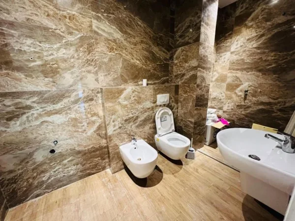 Tirane, jepet me qera zyre Kati 3, 122 m² 1.000 € 