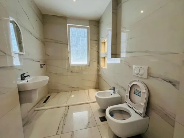 Tirane, jepet me qera zyre Kati 3, 122 m² 1.000 € 