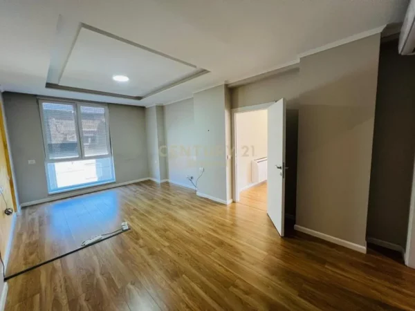 Tirane, jepet me qera zyre Kati 3, 122 m² 1.000 € 