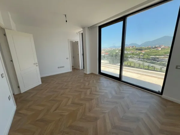 Tirane, jepet me qera Vile 4+1 Kati 0, 670 m² 5.000 € (teg)