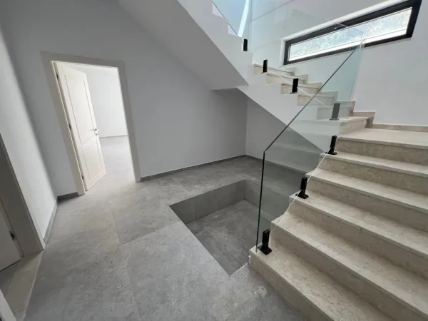 Tirane, jepet me qera Vile 4+1 Kati 0, 670 m² 5.000 € (teg)