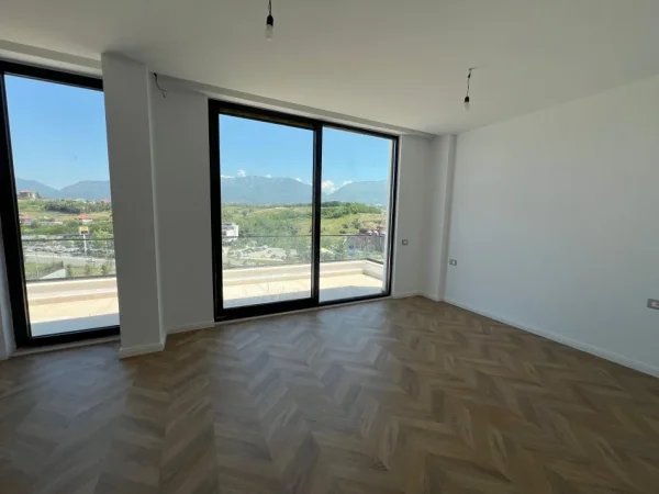 Tirane, jepet me qera Vile 4+1 Kati 0, 670 m² 5.000 € (teg)