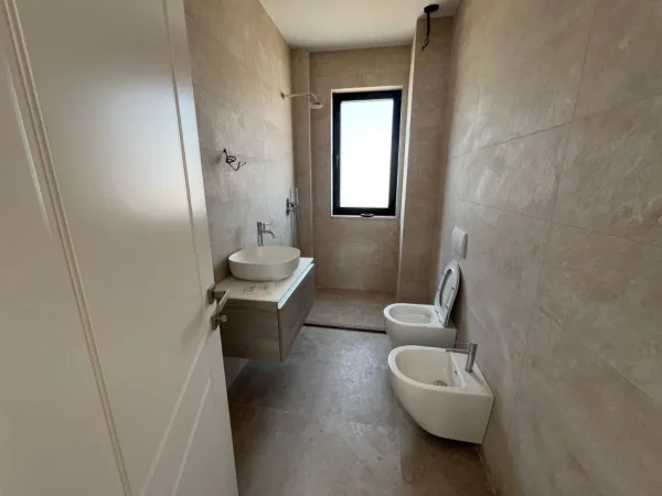 Tirane, jepet me qera Vile 4+1 Kati 0, 670 m² 5.000 € (teg)