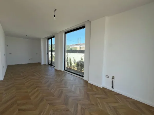 Tirane, jepet me qera Vile 4+1 Kati 0, 670 m² 5.000 € (teg)