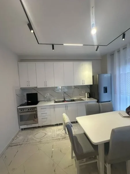 Tirane, jepet me qera apartament 2+1+Ballkon Kati 4, 105 m² 700 € (Porcelan)