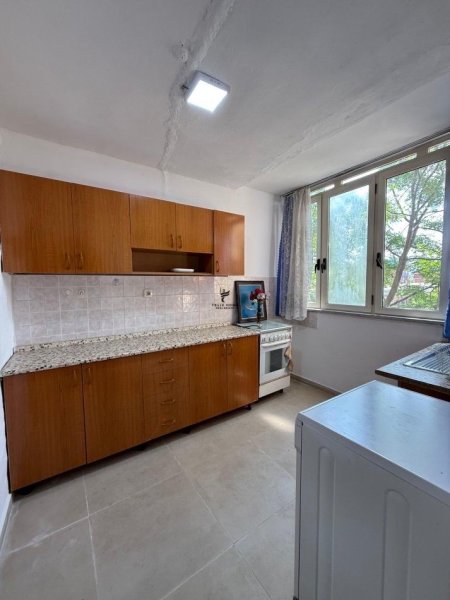 Tirane, jepet me qera apartament 3+1 Kati 4, 100 m² 600 € (RRUGA E KAVAJES)