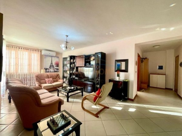Tirane, shitet apartament 3+1+Ballkon Kati 8, 140 m² 330.000 € (Rruga Medar Shtylla)