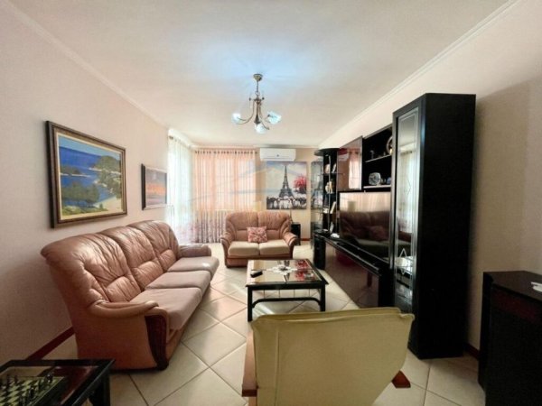 Tirane, shitet apartament 3+1+Ballkon Kati 8, 140 m² 330.000 € (Rruga Medar Shtylla)