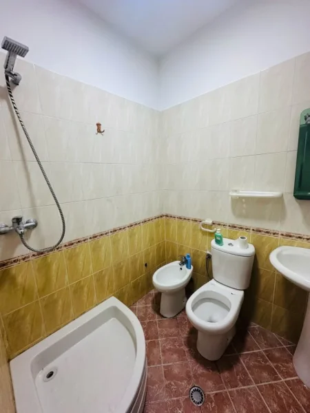 Tirane, jepet me qera apartament 1+1 , 450 € 