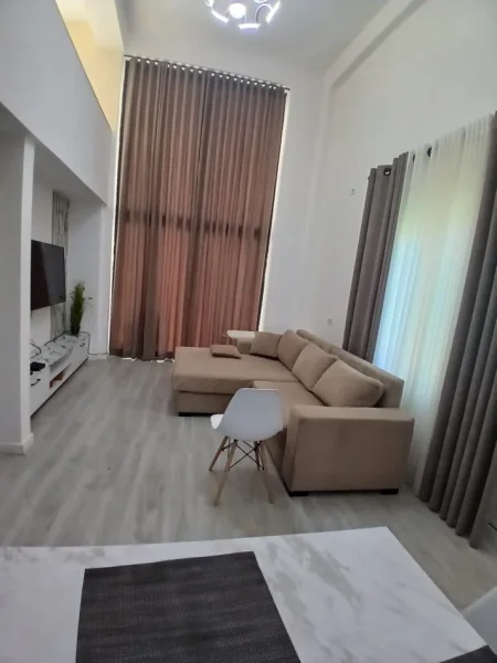 Tirane, jepet me qera apartament 2+1 Kati 2, 90 m² 600 € liqeni i thate