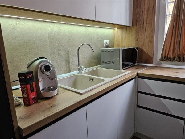 Tirane, jap me qera apartament 1+1 Kati 1, 65 m² (Rruga e Kavajes, afer Poliklinikes)