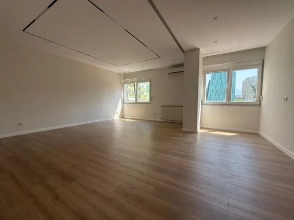 Tirane, jepet me qera ambjent biznesi Kati 4, 140 m² 1.500 € (bllok)