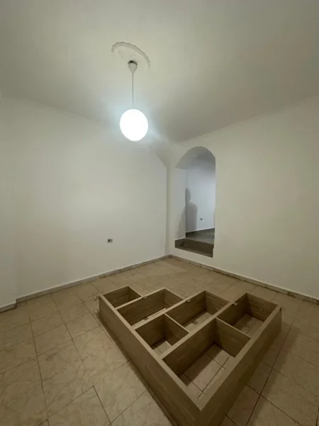 Tirane, jepet me qera ambjent biznesi , 70 m² 750 € 