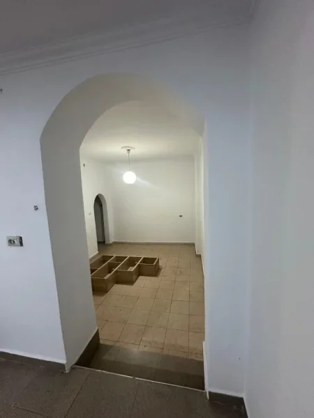 Tirane, jepet me qera ambjent biznesi , 70 m² 750 € 