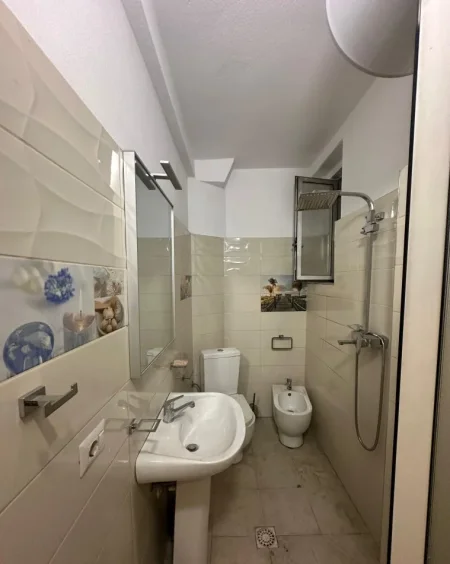 Tirane, jepet me qera ambjent biznesi , 70 m² 750 € 