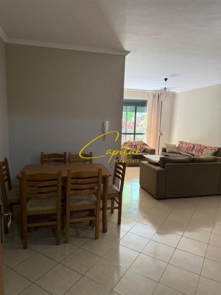Tirane, jepet me qera apartament 3+1 Kati 1, 130 m² 550 € (RRUGA 5 MAJI)