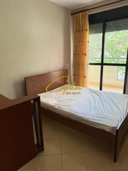Tirane, jepet me qera apartament 3+1 Kati 1, 130 m² 550 € (RRUGA 5 MAJI)