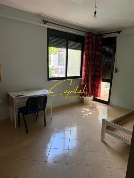 Tirane, jepet me qera apartament 3+1 Kati 1, 130 m² 550 € (RRUGA 5 MAJI)
