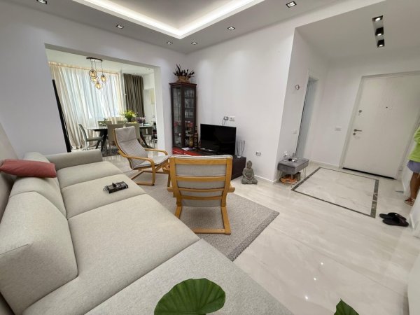 Tirane, jepet me qera apartament 2+1 Kati 3, 95 m² 800 € (qender, prane postes)