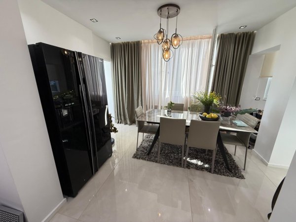 Tirane, jepet me qera apartament 2+1 Kati 3, 95 m² 800 € (qender, prane postes)