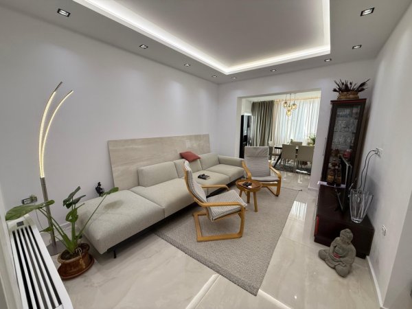Tirane, jepet me qera apartament 2+1 Kati 3, 95 m² 800 € (qender, prane postes)