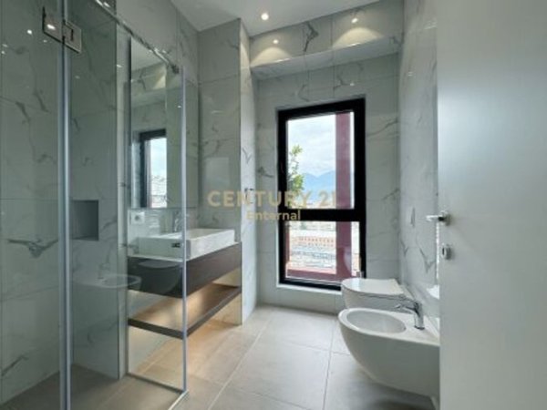 Tirane, jepet me qera apartament 2+1 Kati 11, 110 m² 1.500 € (Garden Building)