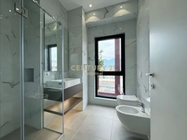 Tirane, jepet me qera apartament 2+1 Kati 11, 110 m² 1.500 € (Garden Building)
