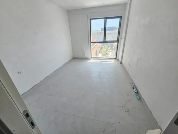 Tirane, jepet me qera zyre Kati 2, 100 m² 550 € (asl 2)