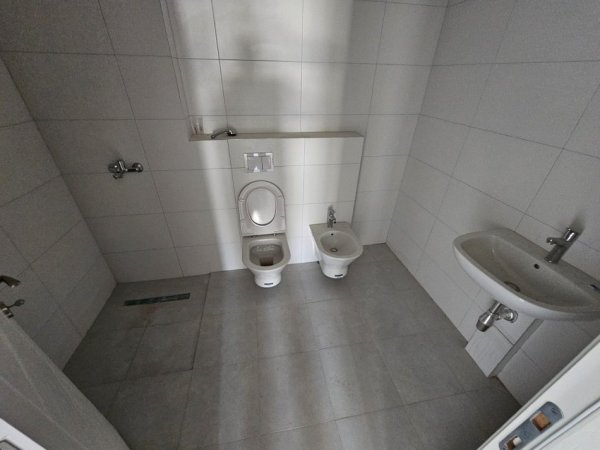 Tirane, jepet me qera zyre Kati 2, 100 m² 550 € (asl 2)