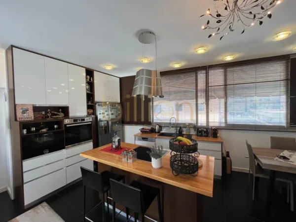 Tirane, jepet me qera Dublex , 104 m² 950 € 