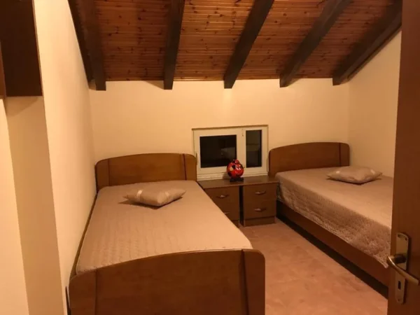 Tirane, jepet me qera Vile 2+1 Kati 3, 120 m² 550 € (rruga Nikolla Zoraqi)