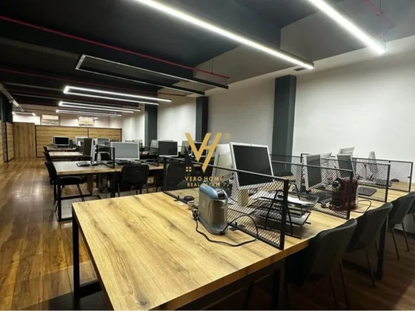 Tirane, jepet me qera zyre Kati 0, 300 m² 2.500 € (RRUGA KONGRESI I LUSHNJES)