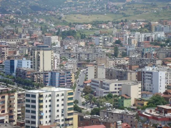 Tirane, jepet me qera apartament 1+1 Kati 3, 75 m² 450 € (Ali Demi)