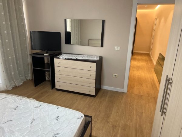 Tirane, jepet me qera apartament 1+1+Ballkon Kati 5, 78 m² 550 € (todi shkurti)