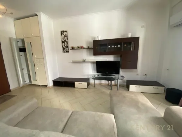 Tirane, jap me qera 1+1+Ballkon Kati 2, 57 m² 550 € 
