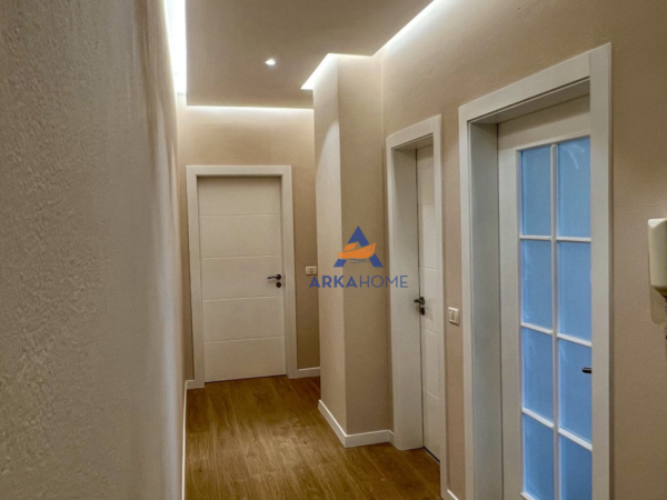 Tirane, jepet me qera apartament 1+1+Ballkon Kati 5, 78 m² 550 € (ISH TREGU ELEKTRIK)