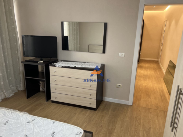 Tirane, jepet me qera apartament 1+1+Ballkon Kati 5, 78 m² 550 € (ISH TREGU ELEKTRIK)