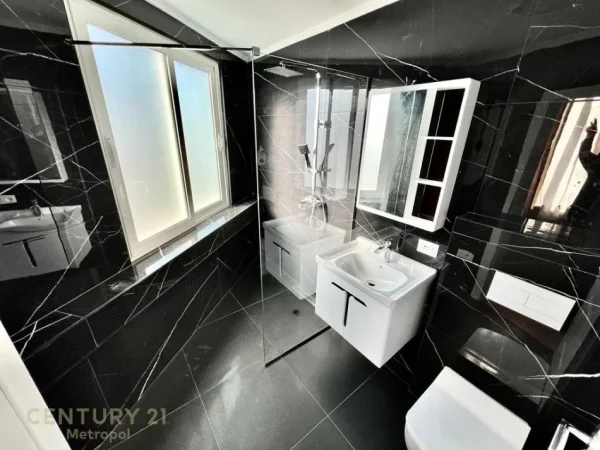 Tirane, jepet me qera apartament 2+1+Ballkon Kati 9, 100 m² 900 € (Rruga e Elbasanit)