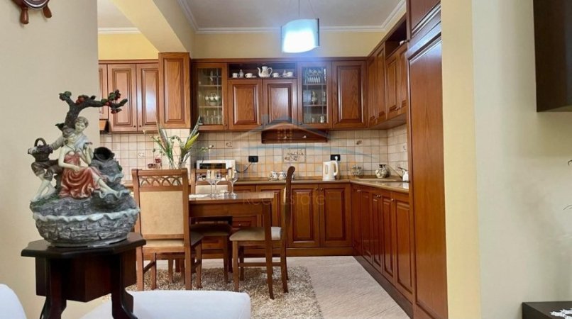 Tirane, jepet me qera Vile 2+1 Kati 1, 134 m² 1.000 € (Rruga Fortuzi)