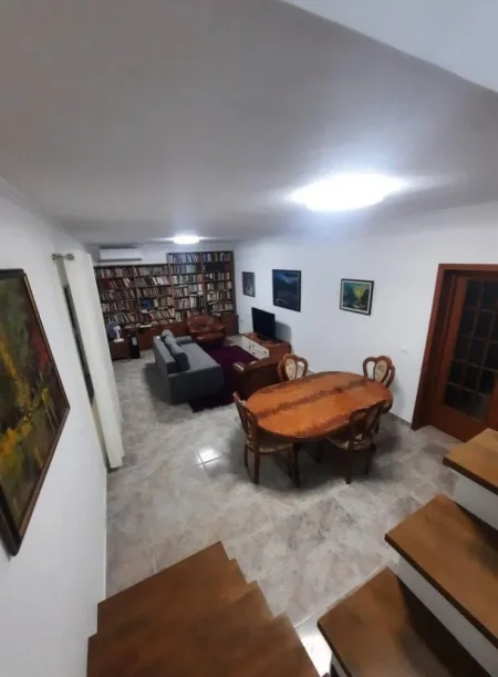 Tirane, jepet me qera apartament duplex 3+1 Kati 1, 160 m² 1.100 € (selvia)