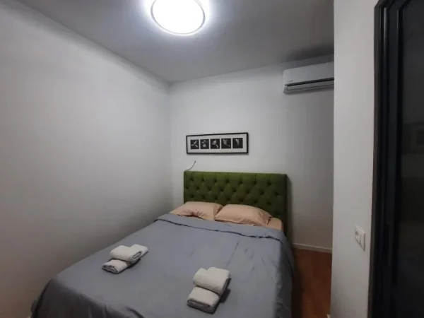 Tirane, jepet me qera apartament duplex 3+1 Kati 1, 160 m² 1.100 € (selvia)