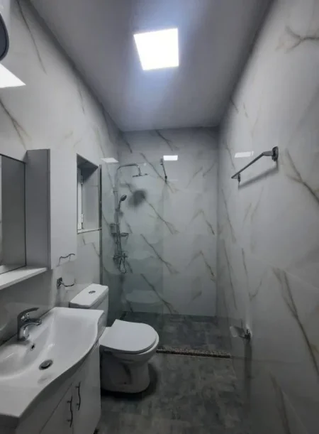 Tirane, jepet me qera apartament duplex 3+1 Kati 1, 160 m² 1.100 € (selvia)