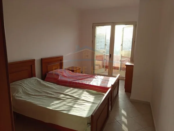 Tirane, jepet me qera apartament 2+1+2+Ballkon Kati 5, 125 m² 500 € (Unaza e Re, Bulevardi Migjeni)