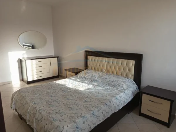 Tirane, jepet me qera apartament 2+1+2+Ballkon Kati 5, 125 m² 500 € (Unaza e Re, Bulevardi Migjeni)