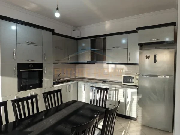 Tirane, jepet me qera apartament 2+1+2+Ballkon Kati 5, 125 m² 500 € (Unaza e Re, Bulevardi Migjeni)