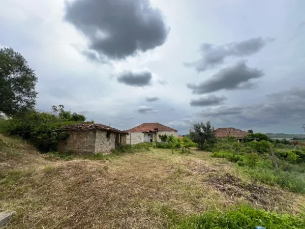 Tirane, shitet shtepi 2+1+Ballkon Kati 1, 2.800 m² 100.000 € (Maminas-Tiranë)