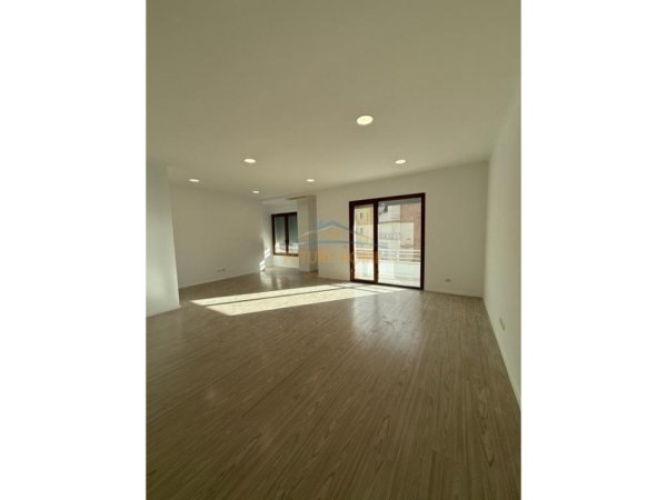 Tirane, jepet me qera zyre Kati 6, 180 m² 2.500 € 