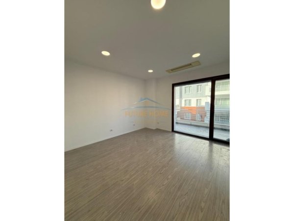 Tirane, jepet me qera zyre Kati 6, 180 m² 2.500 € 
